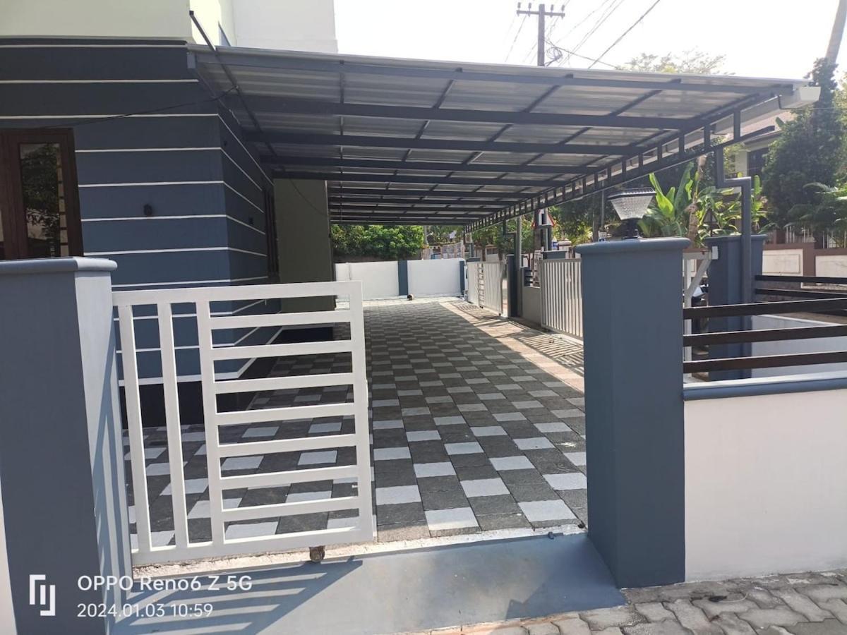 Elamkulam Penthouse - 3Bhk Ac With Kitchen - Kochi Apartamento Chottanikara Exterior foto